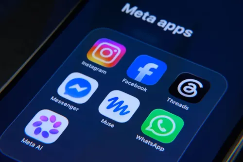 شاشة هاتف تعرض تطبيق Muse بين تطبيقات Meta مثل فيسبوك وإنستغرام وواتساب، مع التركيز على وكيل الذكاء الاصطناعي الجديد من Meta.