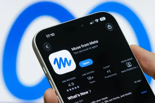 هاتف يعرض صفحة تطبيق Muse من Meta على متجر آبل مع شعار التطبيق الأزرق وخيارات فتح التطبيق وتصنيفه كوكيل ذكاء اصطناعي شخصي.