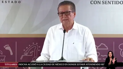 الأمين العام لولاية سينالوا، فيليسيانو كاسترو ميلينديز، يتحدث في مؤتمر صحفي حول أحداث العنف في المنطقة.