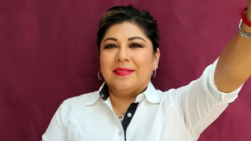 يسينيا لارا غوتييريز، مرشحة لرئاسة البلدية، ترفع يدها لتحية المؤيدين في تيكسستيبيك، قبل وقوع إطلاق نار مميت.