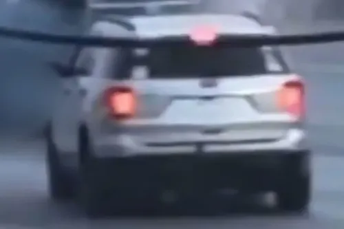 سيارة بيضاء تمر بسرعة في مدينة رينوسا، تاماوليباس، حيث وقع حادث إطلاق نار استهدف المدعي العام إرنستو كويتلاخواك فاسكيز رينا.