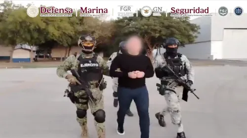 اعتقال أحد أعضاء كارتل سينالوا في كولياكان، مع وجود قوات الأمن المسلحة حوله، في إطار جهود مكافحة الجريمة المنظمة.