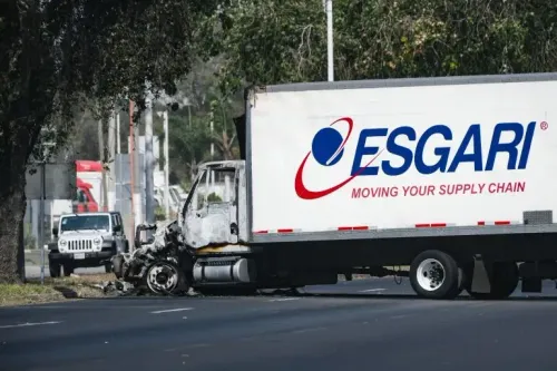 شاحنة محترقة على جانب الطريق في غوادالاخارا، تعكس الفوضى والعنف بعد مقتل زعيم كارتل المخدرات "إل مينشو".