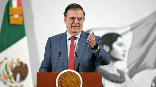 وزير الاقتصاد المكسيكي مارسيلو إبرارد يتحدث خلال مؤتمر صحفي، مشيدًا بالعلاقة الإيجابية مع الولايات المتحدة وتأثيرها على الرسوم الجمركية.