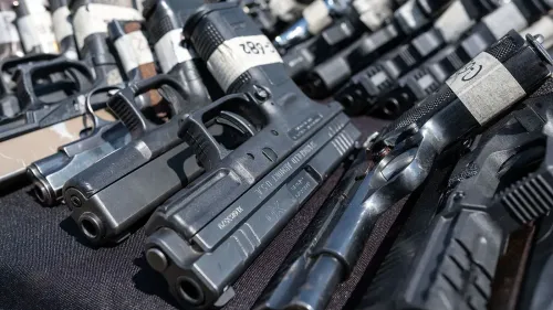 أسلحة نارية مسترجعة من مسارح الجريمة في المكسيك، تظهر تأثير تجارة الأسلحة الأمريكية على العنف في البلاد.