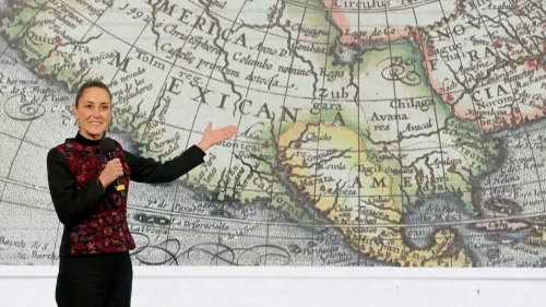 شينباوم تتحدث في مؤتمر صحفي، مشيرةً إلى خريطة قديمة تُظهر "خليج المكسيك"، وسط جدل حول تسميته بـ"خليج أمريكا".