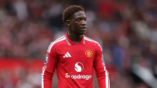 لاعب وسط مانشستر يونايتد كوبّي ماينو يرتدي الزي الأحمر خلال مباراة في الدوري الإنجليزي، مع تركيز على أدائه المتطور والمنافسة القوية في الفريق.
