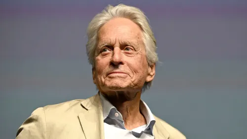 مايكل دوغلاس، الممثل الحائز على جائزة أوسكار، يتحدث في مهرجان كارلوفي فاري السينمائي حول مسيرته الفنية وقراره بالتوقف عن التمثيل.