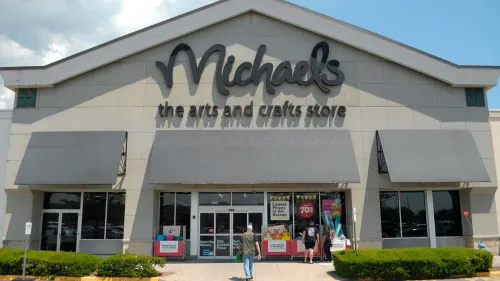 واجهة متجر مايكلز للأعمال الفنية والحرفية، مع لافتة بارزة تحمل اسم المتجر، حيث يتسوق الزبائن في جو مفعم بالإبداع.