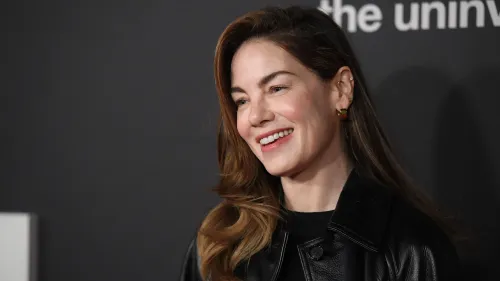 ميشيل موناغان تتحدث مبتسمة خلال ظهورها في برنامج "جيمي كيميل لايف!"، حيث تناقش نظريات حول مسلسل "وايت لوتس".