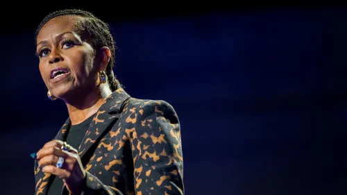 ميشيل أوباما تتحدث في حدث عام، معبرة عن مشاعرها تجاه عدم حضور حفل تنصيب ترامب، مما يعكس توتر العلاقات السياسية.