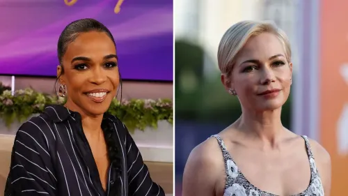 صورة لميشيل ويليامز، فنانة برودواي، تتحدث مع ميشيل ويليامز الأخرى، مع خلفية ملونة تعكس أجواء العرض المسرحي "الموت يصبحها".