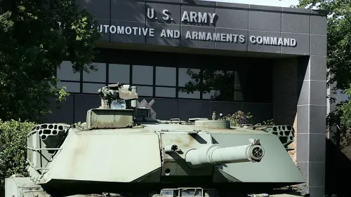 مدرعة عسكرية أمام مبنى قيادة السيارات والأسلحة في الجيش الأمريكي، تشير إلى التهديدات الأمنية والإرهابية المحتملة.