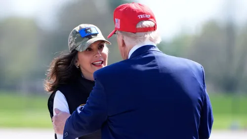 ترامب يرحب بحاكمة ميشيغان غريتشن ويتمير في قاعدة سيلفريدج، معبرًا عن تقديره لجهودها في دعم القاعدة.