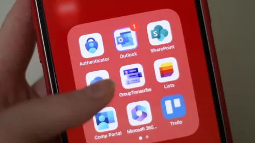 صورة تظهر شاشة هاتف محمول تعرض أيقونات تطبيقات Microsoft 365، بما في ذلك تطبيق Outlook، مع تنبيه جديد.
