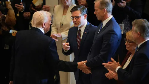 اجتماع بين الرئيس السابق ترامب وعدد من أعضاء الحزب الجمهوري، حيث يتم مناقشة خطة الميزانية والأولويات التشريعية.