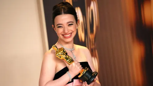 ميكي ماديسون، نجمة فيلم "أنورا"، تحمل جائزة الأوسكار بفخر، تستعد لتقديم برنامج "ساترداي نايت لايف" في مارس.