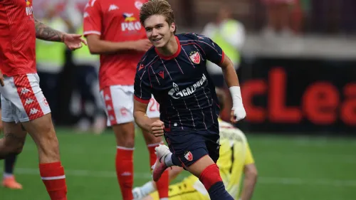 كوستوف لاعب وسط هجومي شاب في Red Star يحتفل بهدف، محط أنظار أندية كبرى مثل AC Milan بسبب مهاراته وأرقامه المميزة.