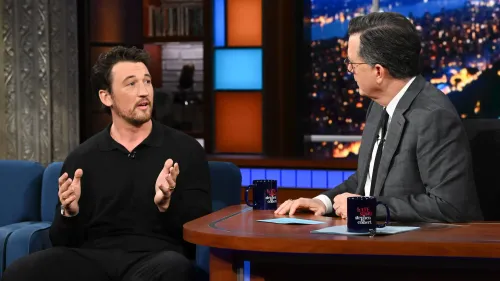 مايلز تيلر يتحدث في برنامج "The Late Show" مع ستيفن كولبرت، مستعرضًا تجربته في الهروب من حريق دمر منزله في لوس أنجلوس.