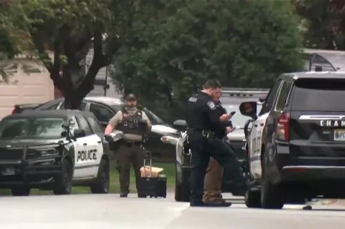 مشهد لرجال الشرطة في موقع حادث إطلاق نار في مينيسوتا، حيث يُحققون في هجوم سياسي استهدف زعيمة ديمقراطية وزوجها.