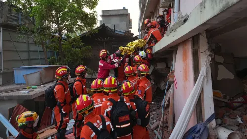 عملية إنقاذ في ميانمار تظهر فرق الإنقاذ وهم يحملون ناجياً من تحت الأنقاض بعد الزلزال المدمر، وسط جهود الإغاثة المستمرة.