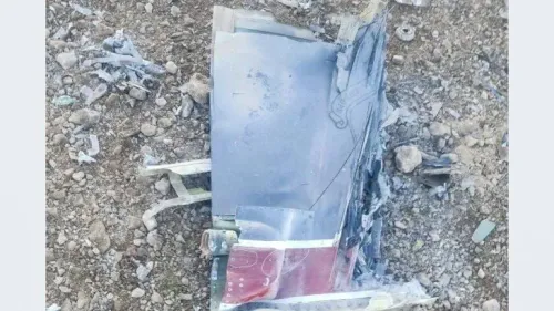 حطام طائرة أمريكية من طراز F-15 على الأرض، يظهر آثار الدمار بعد إسقاطها في محافظة أصفهان، مما يسلط الضوء على تصاعد التوترات بين الولايات المتحدة وإيران.