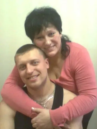 صورة تظهر شابًا يحتضن والدته بابتسامة، تعكس اللحظات الدافئة بينهما قبل اختفائه في الحرب الأوكرانية.