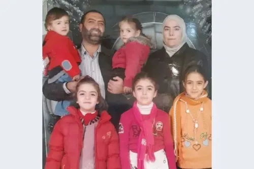عائلة مكونة من ستة أطفال ووالديهم، يظهرون في صورة عائلية، تعكس معاناة المختفين قسراً في سوريا خلال حكم الأسد.