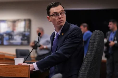 النائب ديرك ديتون خلال جلسة استماع لمناقشة إعادة تقسيم الدوائر الانتخابية في ولاية ميسوري، مع وجود أعضاء آخرين في الخلفية.