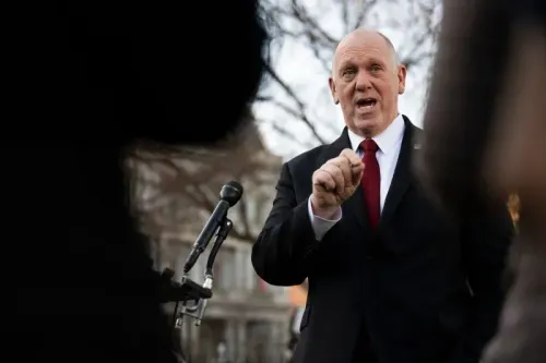 توم هومان، القيصر الحدودي لإدارة ترامب، يتحدث خلال مؤتمر صحفي حول قضايا الهجرة والترحيل، مع تركيز على عمليات الترحيل إلى السلفادور.