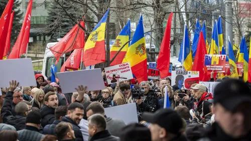 تجمع حشود من المتظاهرين في كيشيناو، حاملي أعلام مولدوفا الحمراء والزرقاء، احتجاجًا على التدخل الروسي في السياسة المحلية.