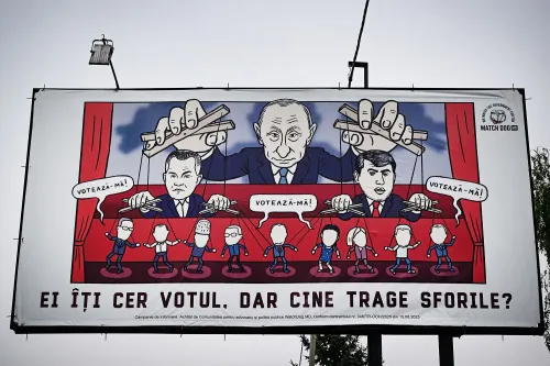 ملصق يظهر شخصيات سياسية تتحكم بها خيوط، مع صورة لفلاديمير بوتين في الخلفية، يعكس التدخل الروسي في الانتخابات المولدوفية.