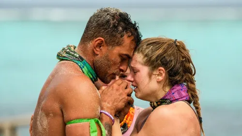لحظة مؤثرة بين متسابقين في برنامج "Survivor"، حيث يتواصل جو مع إيفا، التي تعاني من التوحد، لدعمها أثناء نوبة.