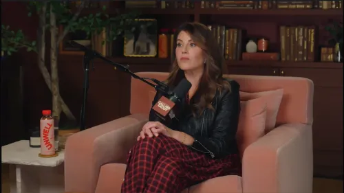 مونيكا لوينسكي تتحدث في بودكاست "Call Her Daddy" حول تجربتها مع بيل كلينتون وتأثير الفضيحة على النساء الشابات.