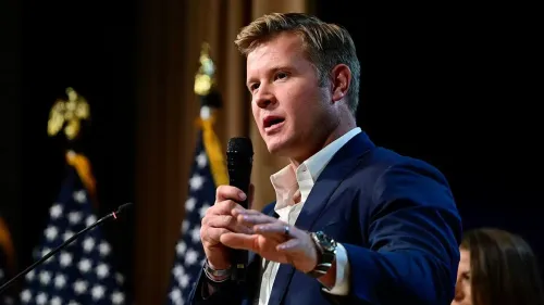 تيم شيهي، سيناتور من مونتانا، يتحدث عن أهمية مكافحة حرائق الغابات وضرورة التشريع لمواجهة التحديات المستمرة في لوس أنجلوس.