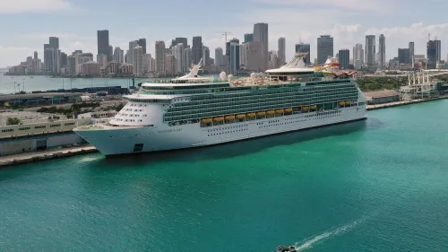 سفينة رويال كاريبيان "نافيجيتور أوف ذا سيز" ترسو في ميناء لوس أنجلوس، مع خلفية المدينة، بعد تفشي مرض معدي بين الركاب.