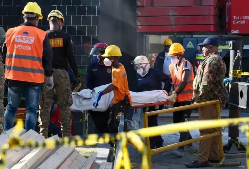 فرق الإنقاذ تحمل جثة من موقع انهيار ملهى جيت سيت الليلي في جمهورية الدومينيكان، حيث ارتفعت حصيلة القتلى إلى 218.