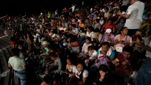 الحشود النازحة تجلس في ملعب كوكوتا، حيث يتلقون المساعدات الإنسانية بعد تفاقم العنف في كاتاتومبو بشمال شرق كولومبيا.