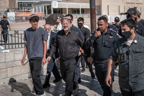 إيتامار بن غفير برفقة حراس أمن إسرائيليين خلال اقتحام باحات المسجد الأقصى في القدس الشرقية المحتلة.