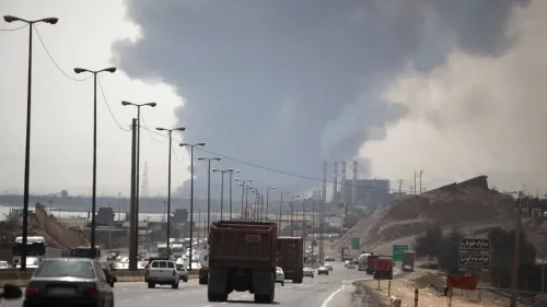 انفجار في بندر عباس يسبب تصاعد عمود من الدخان الكثيف فوق الميناء، مما أدى إلى إصابة 516 شخصًا وضرر كبير بالمباني.