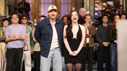 مورغان والين ومقدمة البرنامج ميكي ماديسون يقفان مع فريق "ساترداي نايت لايف"، بعد مغادرته المفاجئة للمسرح، مع تعبيرات وجه مرحة.