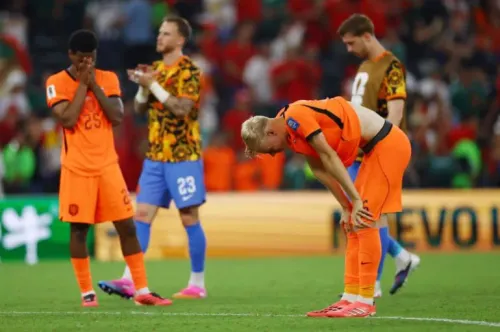 لاعبو منتخب هولندا يظهرون علامات الإحباط بعد خسارتهم بركلات الترجيح أمام المغرب في مونتيري بكأس العالم.