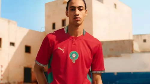 لاعب يرتدي قميص منتخب المغرب الأحمر الغامق بتصميم مستوحى من الزليج المغربي التقليدي ضمن استعدادات كأس العالم FIFA 2026.