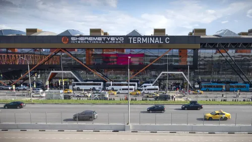 واجهة مطار شيريميتيفو الدولي في موسكو، تُظهر حركة المرور والمركبات أمام المبنى، في ظل مناقشات حول استئناف الرحلات الجوية.