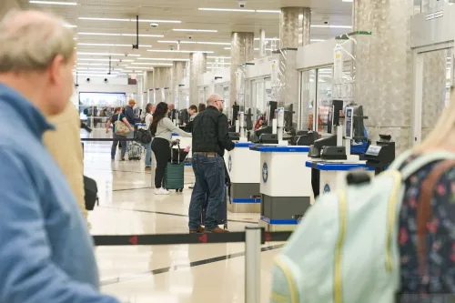 مسافرون ينتظرون في طابور عند نقاط التفتيش الأمنية في مطار أمريكي، وسط أزمة تمويل موظفي إدارة أمن النقل.