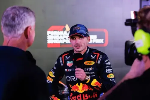 سائق فورمولا 1 يتحدث في مؤتمر صحفي، مع التركيز على القوانين الجديدة التي تقلل من عقوبات الشتم في رياضة السيارات.