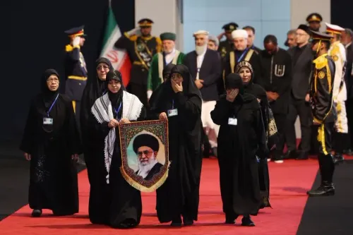نساء يرتدين العباءات السوداء يحملن صورة آية الله علي خامنئي خلال مراسم العزاء الرسمية في طهران بحضور مسؤولين ودبلوماسيين.