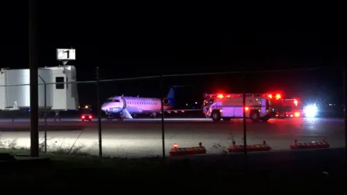 طائرة تابعة لشركة سكاي ويست في مطار واكو الإقليمي، مع وجود سيارات إسعاف في الموقع بعد هبوط اضطراري بسبب مطبات جوية.