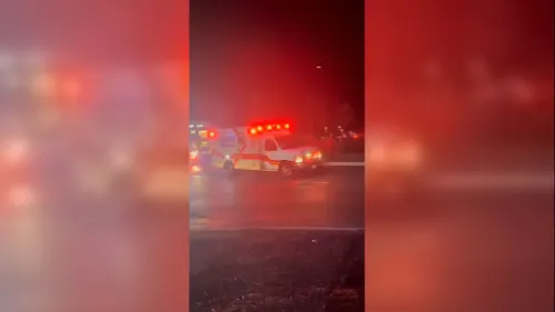 سيارة إسعاف تضيء بأضواء الطوارئ في موقع حادث اصطدام قارب بعبّارة في كليرووتر، فلوريدا، حيث تم نقل مصابين إلى المستشفى.