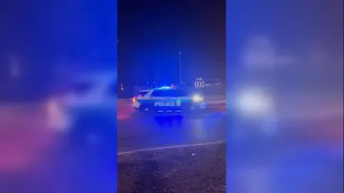 سيارة شرطة مضاءة بأضواء زرقاء في موقع حادث اصطدام قارب بعبّارة في كليرووتر، حيث تم نقل مصابين إلى المستشفى.